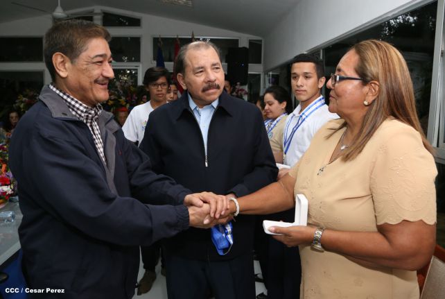 Daniel y Rosario reconocen a estudiantes y maestros destacados