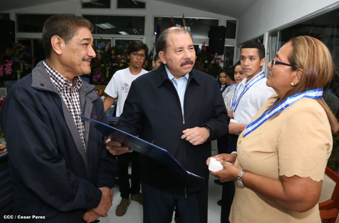 Daniel y Rosario reconocen a estudiantes y maestros destacados