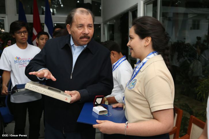 Daniel y Rosario reconocen a estudiantes y maestros destacados