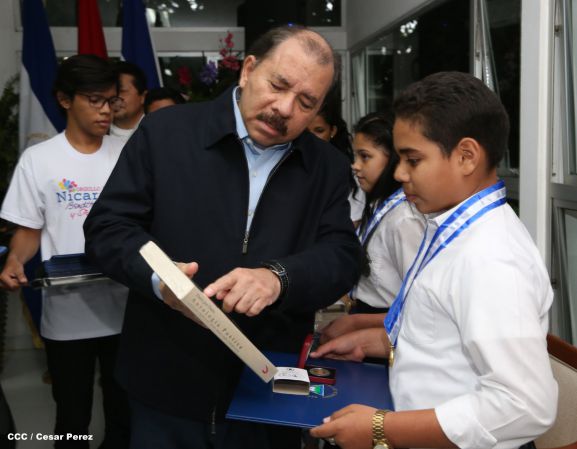 Daniel y Rosario reconocen a estudiantes y maestros destacados