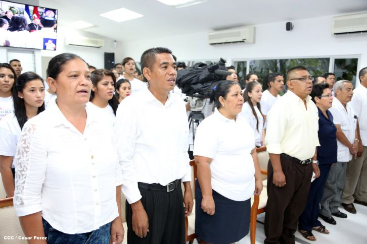 Daniel y Rosario reconocen a estudiantes y maestros destacados