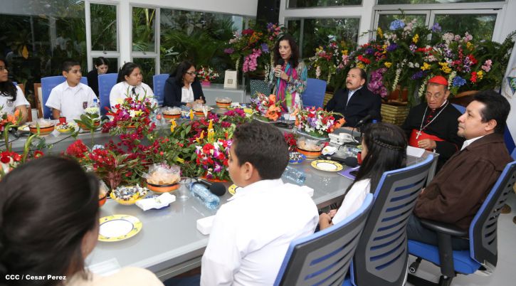 Daniel y Rosario reconocen a estudiantes y maestros destacados