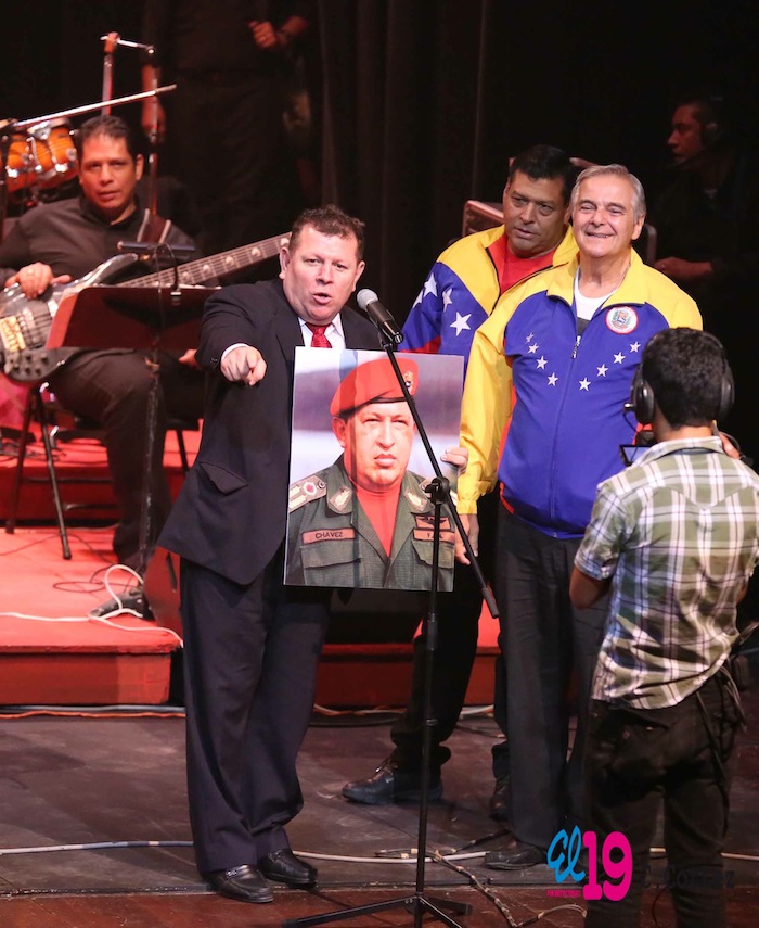Rinden homenaje al comandante Chávez