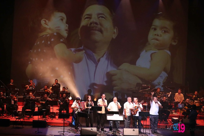 Rinden homenaje al comandante Chávez