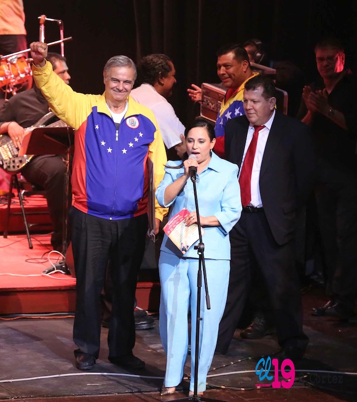 Rinden homenaje al comandante Chávez