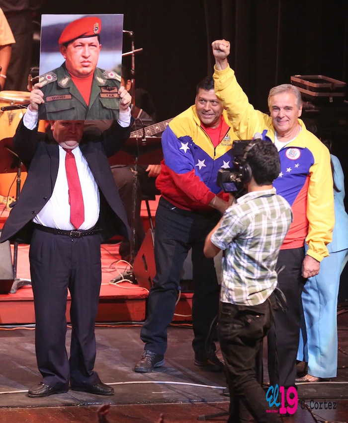 Rinden homenaje al comandante Chávez