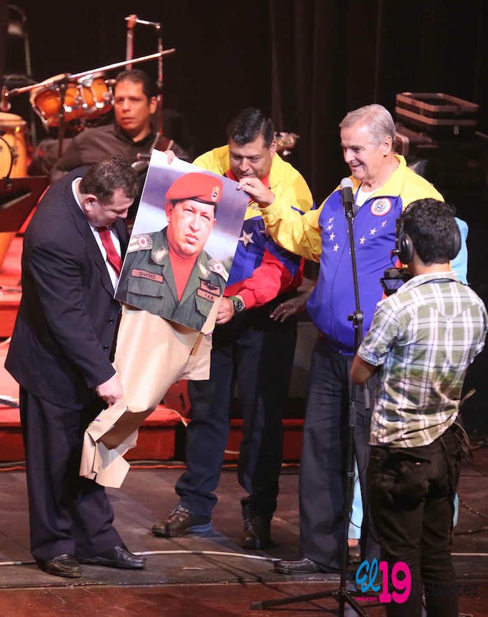 Rinden homenaje al comandante Chávez