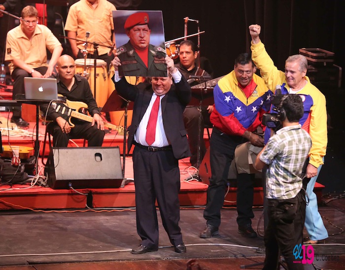 Rinden homenaje al comandante Chávez