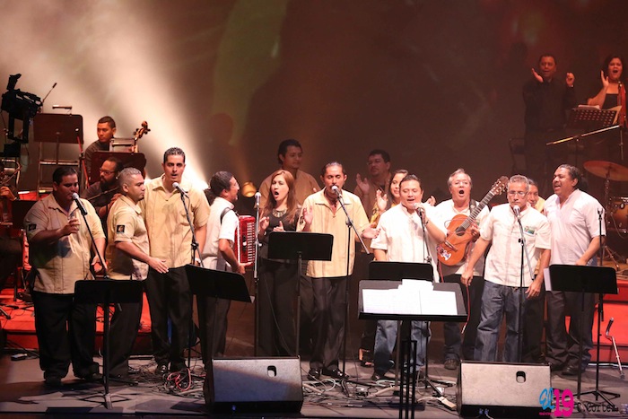 Rinden homenaje al comandante Chávez