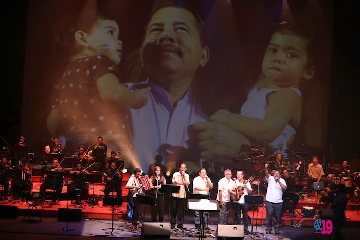 Rinden homenaje al comandante Chávez