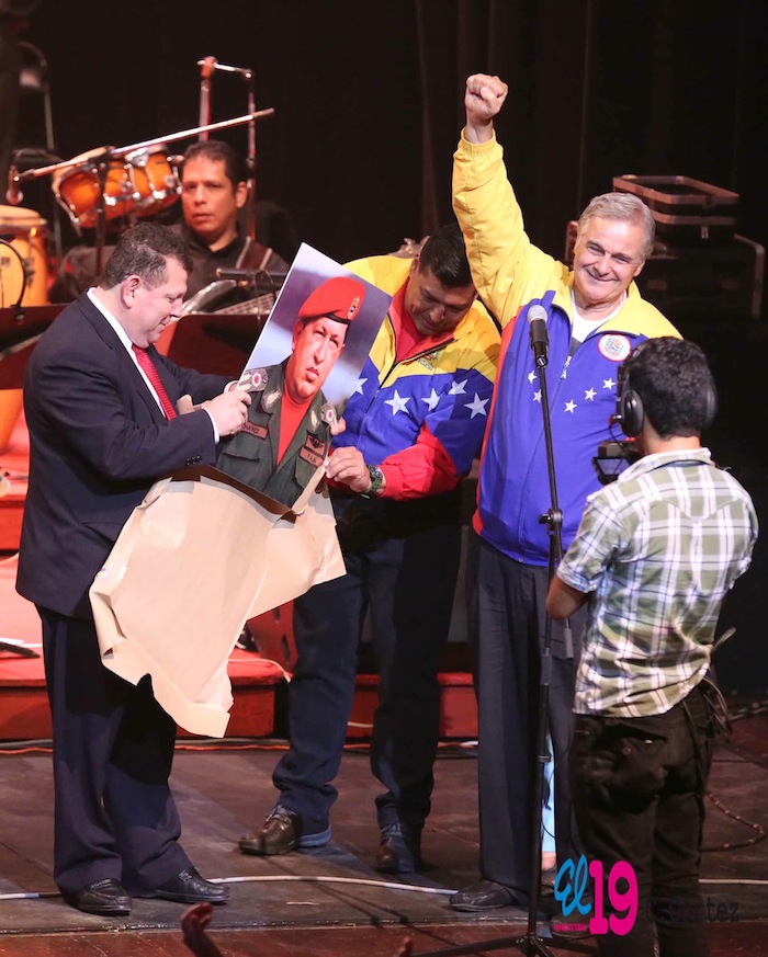 Rinden homenaje al comandante Chávez