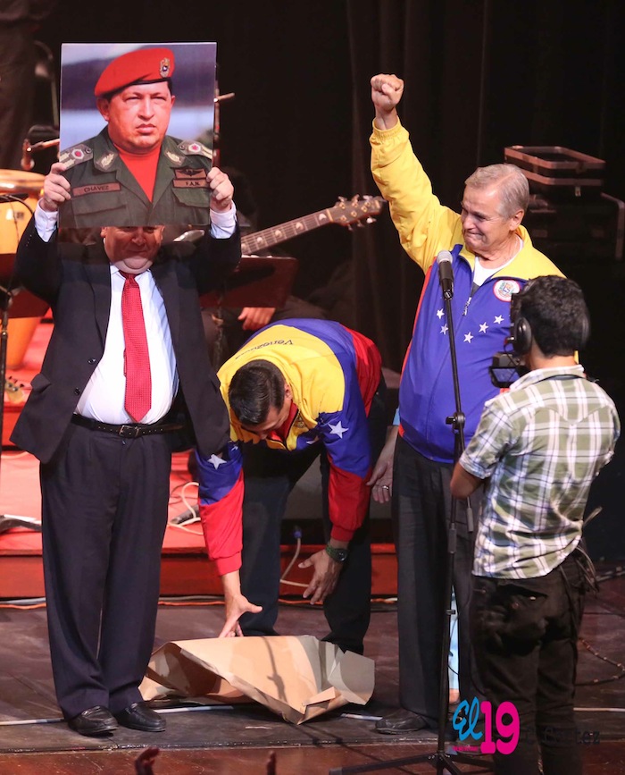 Rinden homenaje al comandante Chávez