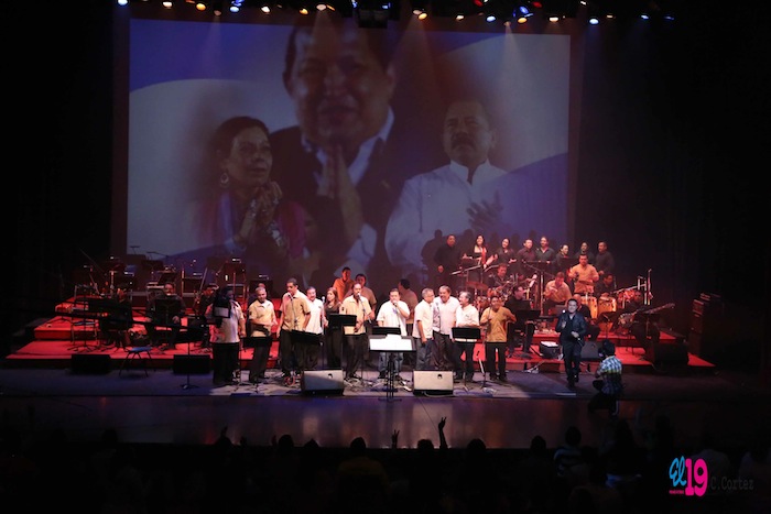 Rinden homenaje al comandante Chávez