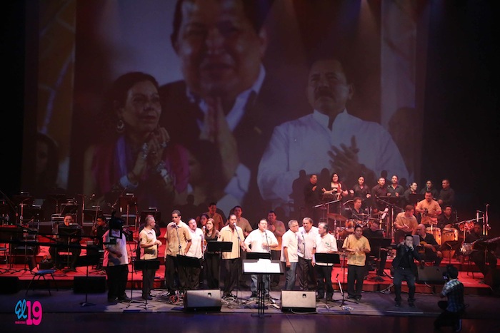 Rinden homenaje al comandante Chávez