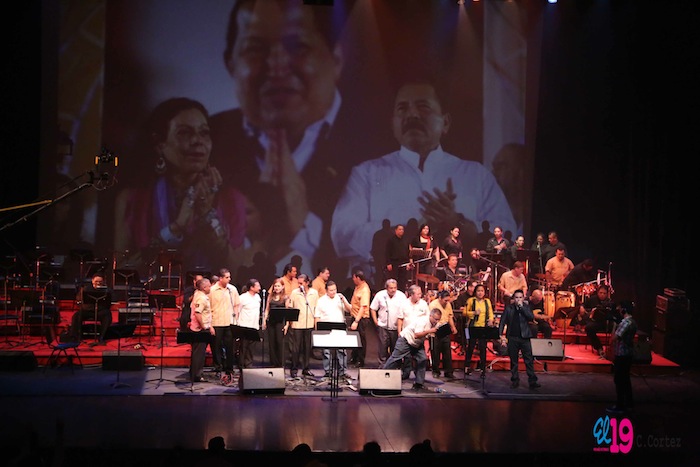 Rinden homenaje al comandante Chávez