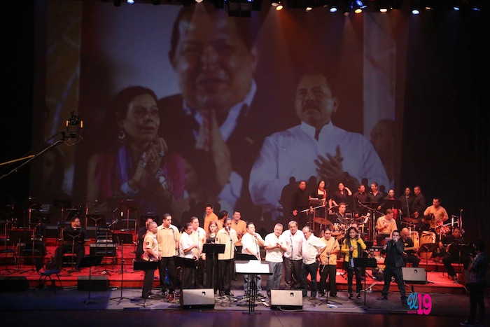 Rinden homenaje al comandante Chávez