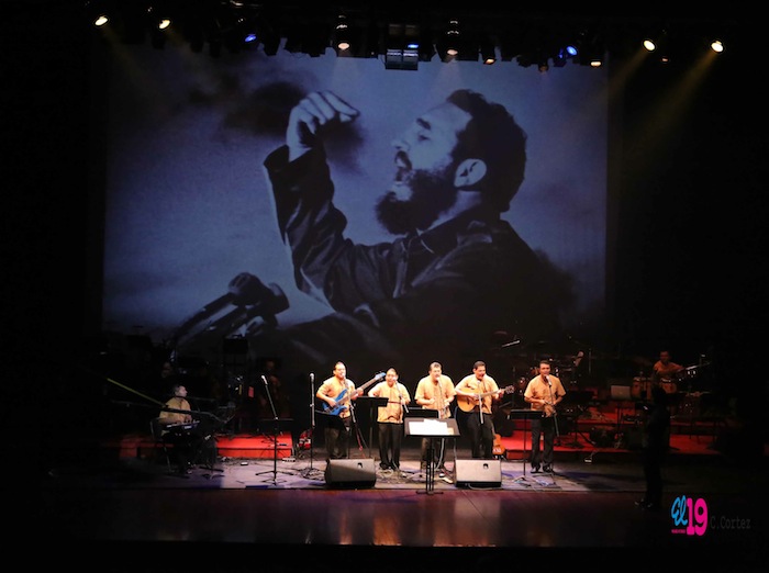 Rinden homenaje al comandante Chávez