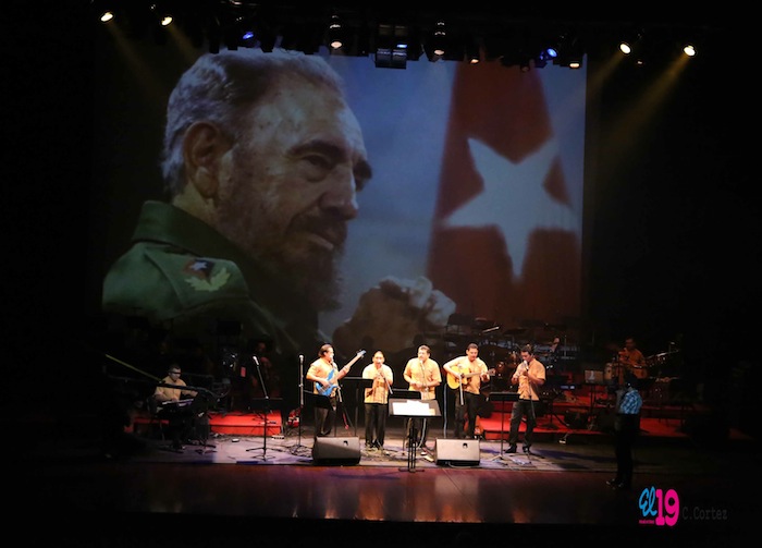 Rinden homenaje al comandante Chávez