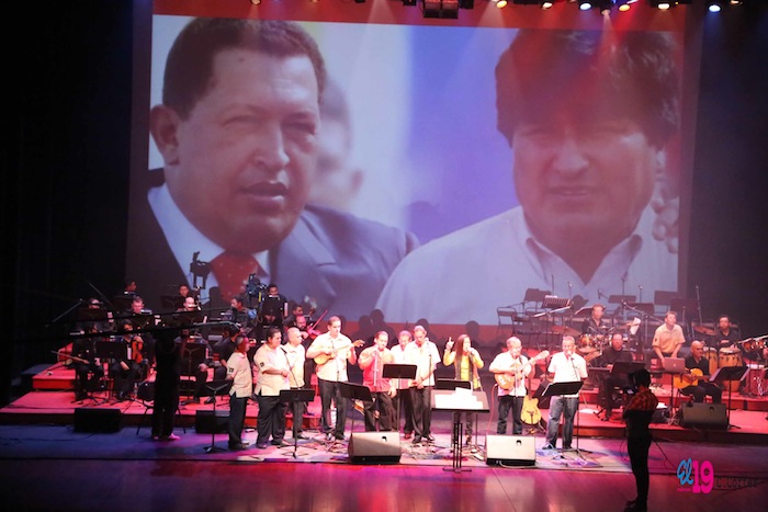 Rinden homenaje al comandante Chávez