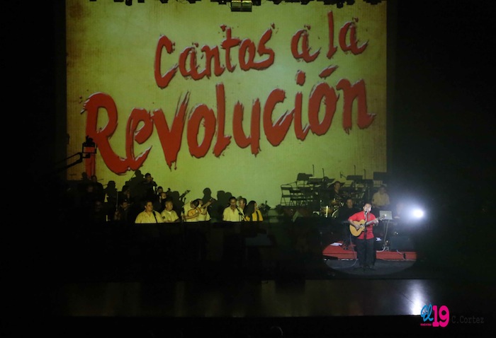 Rinden homenaje al comandante Chávez