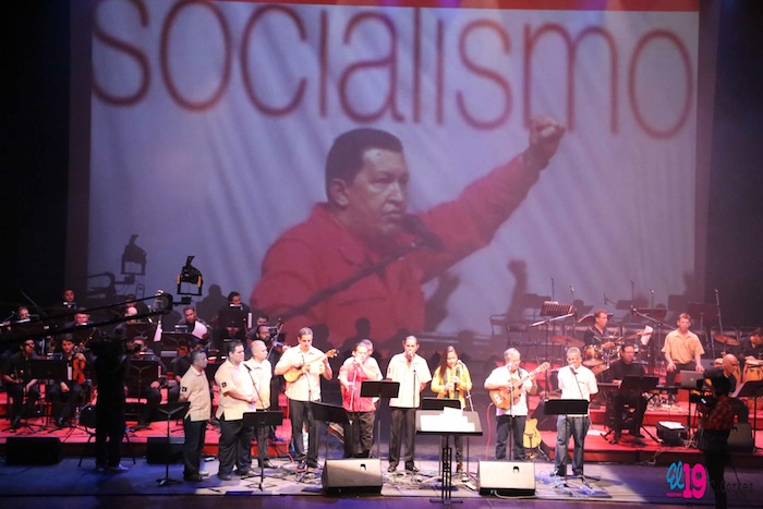 Rinden homenaje al comandante Chávez