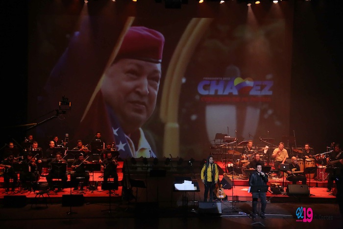 Rinden homenaje al comandante Chávez