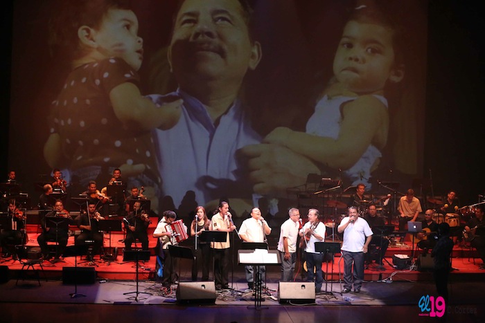 Rinden homenaje al comandante Chávez