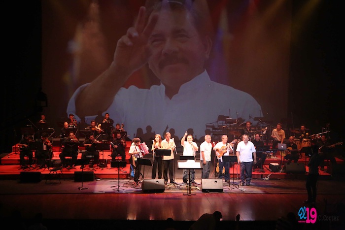 Rinden homenaje al comandante Chávez