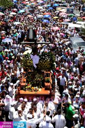 Familias católicas participan del tradicional Vía Crucis de la Sangre de Cristo