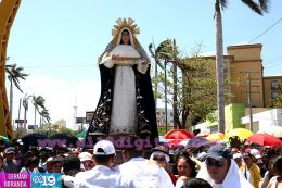 Familias católicas participan del tradicional Vía Crucis de la Sangre de Cristo