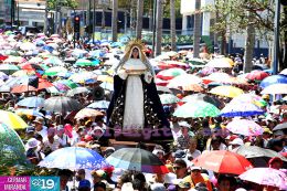 Familias católicas participan del tradicional Vía Crucis de la Sangre de Cristo