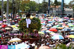 Familias católicas participan del tradicional Vía Crucis de la Sangre de Cristo