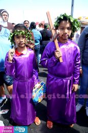 Familias católicas participan del tradicional Vía Crucis de la Sangre de Cristo