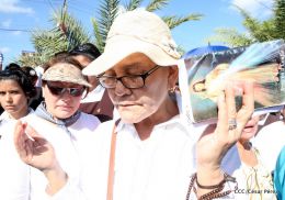 Familias católicas participan del tradicional Vía Crucis de la Sangre de Cristo