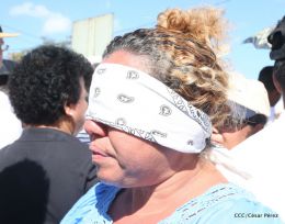Familias católicas participan del tradicional Vía Crucis de la Sangre de Cristo