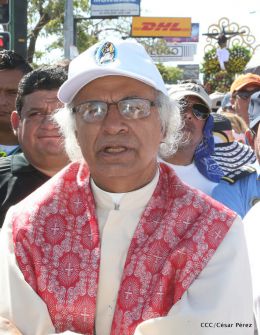 Familias católicas participan del tradicional Vía Crucis de la Sangre de Cristo