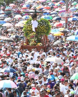 Familias católicas participan del tradicional Vía Crucis de la Sangre de Cristo