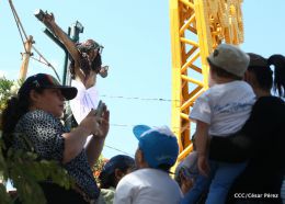Familias católicas participan del tradicional Vía Crucis de la Sangre de Cristo