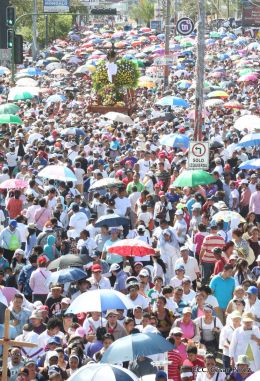 Familias católicas participan del tradicional Vía Crucis de la Sangre de Cristo