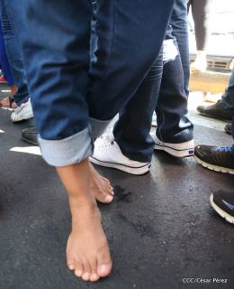 Familias católicas participan del tradicional Vía Crucis de la Sangre de Cristo