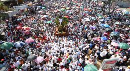 Familias católicas participan del tradicional Vía Crucis de la Sangre de Cristo
