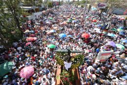 Familias católicas participan del tradicional Vía Crucis de la Sangre de Cristo