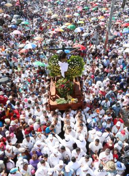 Familias católicas participan del tradicional Vía Crucis de la Sangre de Cristo