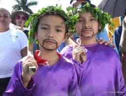 Familias católicas participan del tradicional Vía Crucis de la Sangre de Cristo