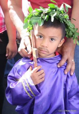Familias católicas participan del tradicional Vía Crucis de la Sangre de Cristo
