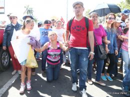 Familias católicas participan del tradicional Vía Crucis de la Sangre de Cristo