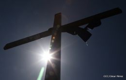 Familias católicas participan del tradicional Vía Crucis de la Sangre de Cristo