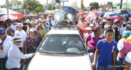 Familias católicas participan del tradicional Vía Crucis de la Sangre de Cristo