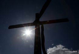 Familias católicas participan del tradicional Vía Crucis de la Sangre de Cristo