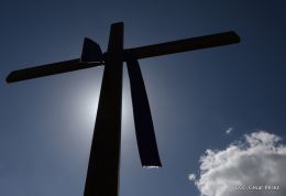 Familias católicas participan del tradicional Vía Crucis de la Sangre de Cristo